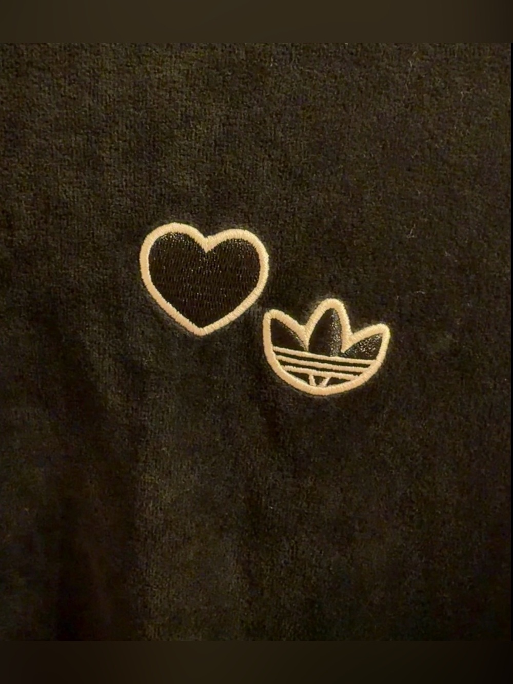Adidas Originals Heart Shaped Patch Velour
Tee Size Medium Black Flutter Sleeves - Picture 6 of 9